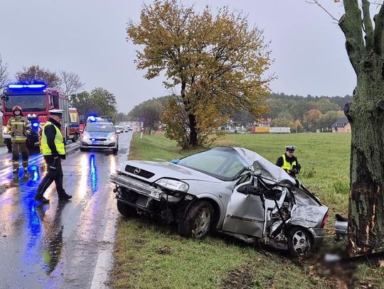 18-latka za kierownicą opla straciła panowanie nad autem i uderzyła w drzewo. Trzy osoby trafiły do szpitala