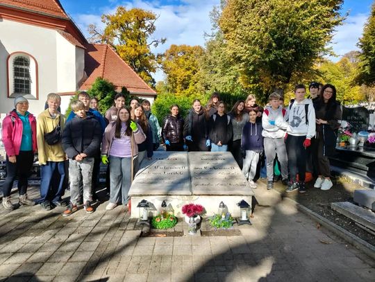 30 uczniów ruszyło na nyski cmentarz. Młodzież zadbała o miejsca pamięci