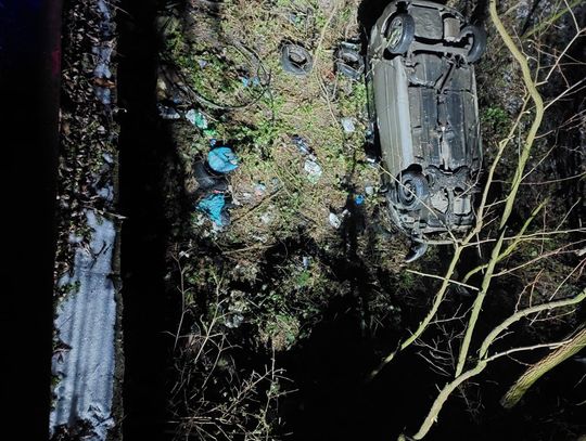 50-latek stracił panowanie nad autem, uderzył w bariery mostu i wypadł do wąwozu