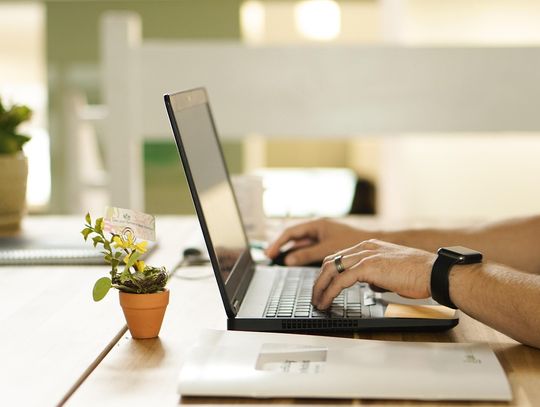 77-latek chciał dobrze zarobić w Internecie. Stracił duże pieniądze