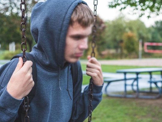 Alarmujące dane policji. Coraz młodsi oszuści okradają seniorów Alarmujące dane policji. Coraz młodsi oszuści okradają seniorów