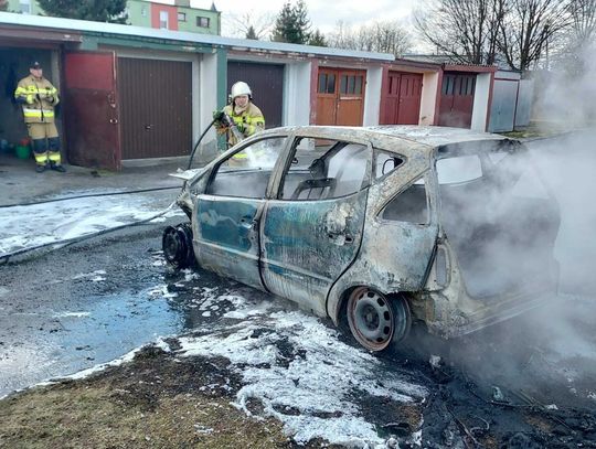 Auto spłonęło doszczętnie