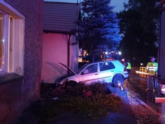 Auto staranowało ogrodzenie i wpadło na posesję