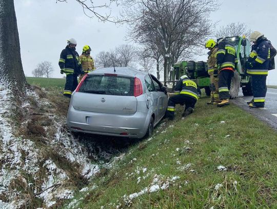 Auto wypadło z drogi i dachowało