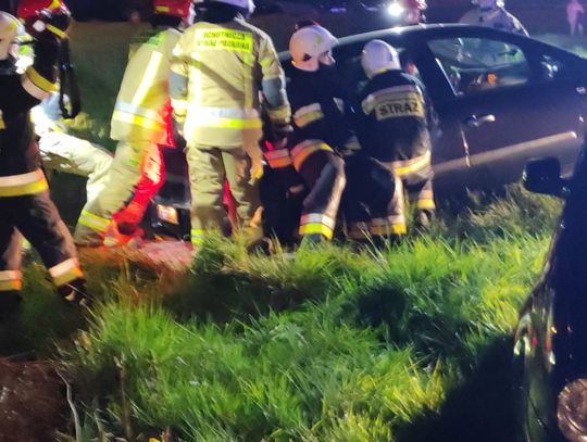 Auto wypadło z drogi i zawisło nad rzeką