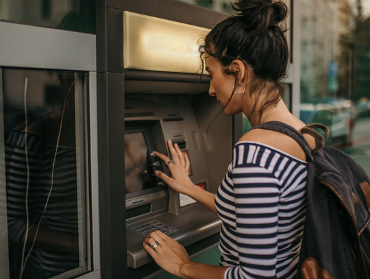 Bankomaty zaskoczą nas nowościami. Mają być bardziej dostępne