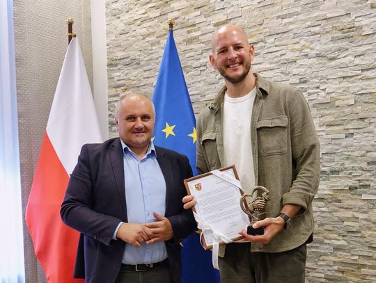 Bartosz Kurek wyróżniony statuetką „Cordialis”. Powiat Nyski dziękuje swojemu mistrzowi