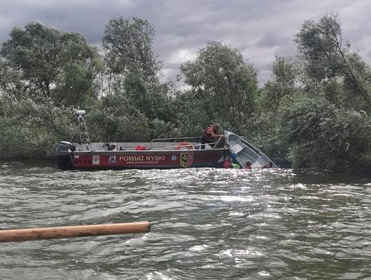 Blisko tragedii. Nad jeziorem przewróciła się łódź z wędkarzami.