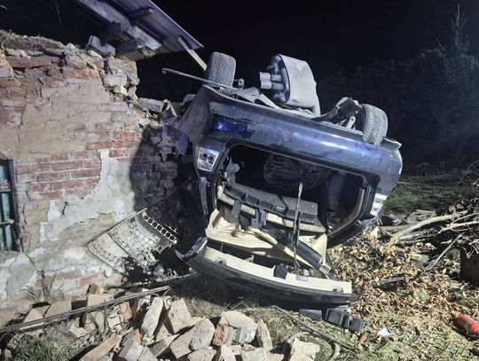 BMW dachowało w Podkamieniu. 19-latek stracił panowanie na autem i uderzył w budynek