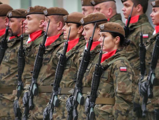 Broń w rękach nowych żołnierzy. Uroczysta ceremonia WOT w Nysie