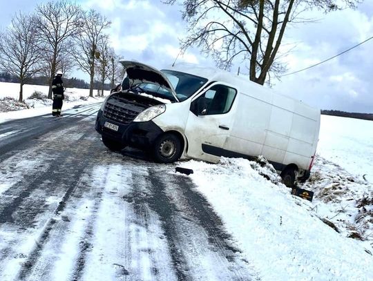 Bus z artykułami spożywczymi wpadł do rowu