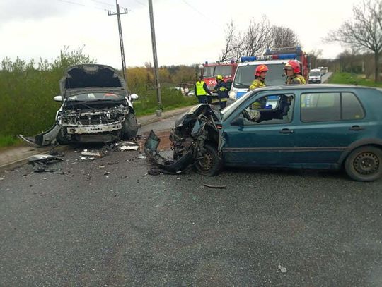 Czołowe zderzenie samochodów. Dwie osoby trafiły do szpitala