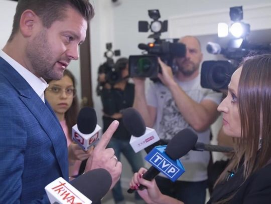 "Czy pani ma mózg?” – poseł z Opolszczyzny Kamil Bortniczuk w ostrym starciu z dziennikarką TVP