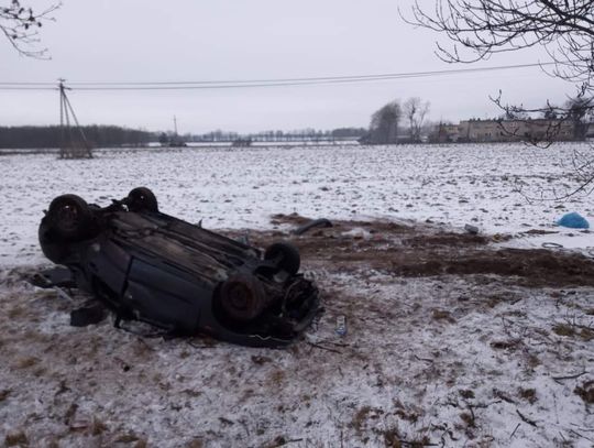 Dachowanie samochodu. Dwie soby trafiły do szpitala