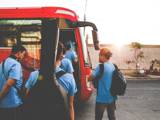 Dlaczego warto wynająć busa z kierowcą?