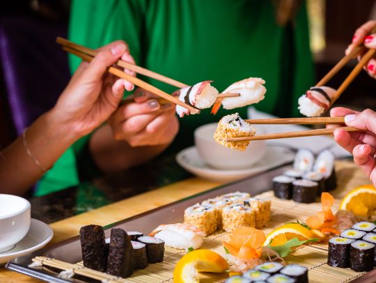 Domowe sushi - jak łatwo i smacznie przygotować sushi w domu?