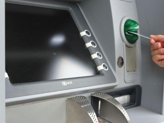 Ekspert radzi: nie wkładaj karty do bankomatu [FILM]