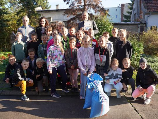 Gmina przekazała słonecznik nyskim szkołom. Dzieci będą dokarmiać nim ptaki