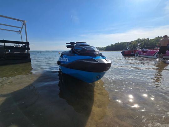 Groźny wypadek na Jeziorze Nyskim. Skuter wodny uderzył w rower wodny