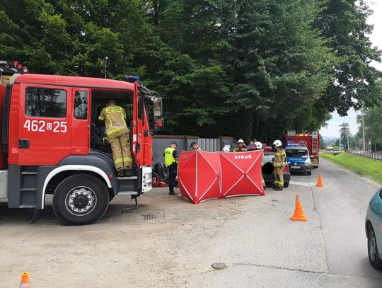 Groźny wypadek w naszym regionie. Auto uderzyło w mur