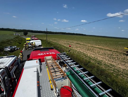 Groźny wypadek w regionie. Czołowe zderzenie, trzy osoby ranne – jedna zakleszczona we wraku