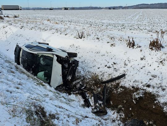 Groźny wypadek w regionie. Samochód wpadł do rowu