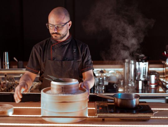 Jak stworzyć spójne wyposażenie gastronomiczne od kuchni po salę obsługi?