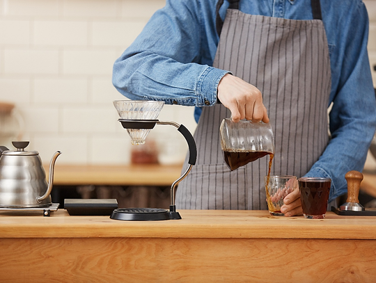 Jakie akcesoria ułatwiają przygotowanie idealnej kawy?