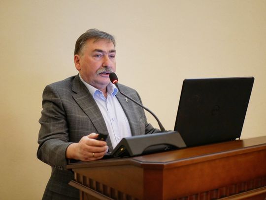 Kanał ulgi na drugim planie Kanał ulgi na drugim planie