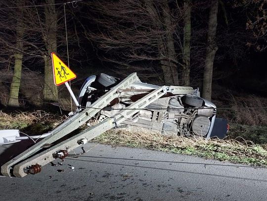 Kierowca bmw zniszczył słup energetyczny i wjechał do rowu