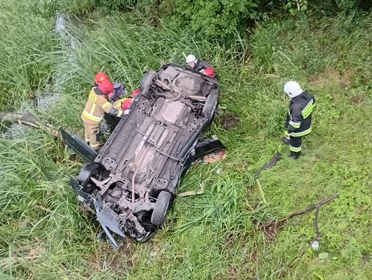 Kierowca przebił bariery ochronne i wpadł do rzeki