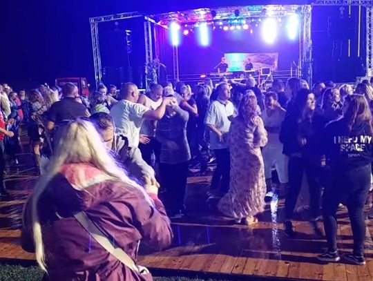 Kino pod chmurką, występ zespołu BACIARY, zabawa taneczna i kolejny letni koncert - przed nami mnóstwo atrakcji w długi weekend