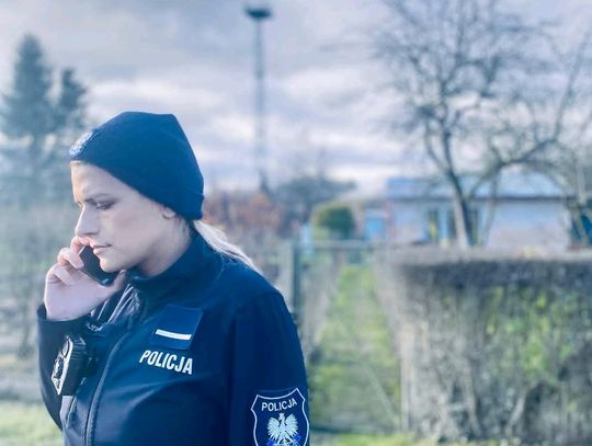 Kobieta błąkała się ulicami ubrana jedynie w szlafrok. Policjanci ruszyli z pomocą