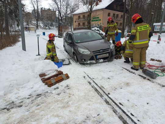 Kobieta ugrzęzła autem na torach kolejowych