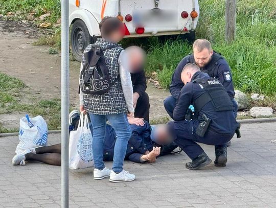 Kobieta zasłabła na ulicy. Na pomoc ruszyli policjanci