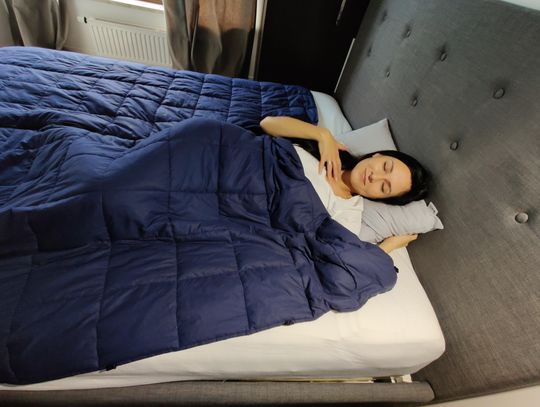 Kołdra obciążeniowa jako wsparcie oddziaływania sensorycznego i codziennego odpoczynku