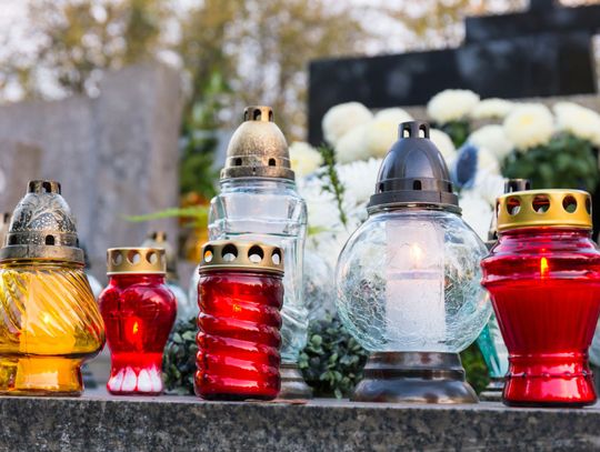 Kradzieże na cmentarzach. Złodzieje wykorzystują roztargnienie odwiedzających groby
