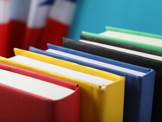 Książki w twardej oprawie ? jakie mają zalety i zastosowania?