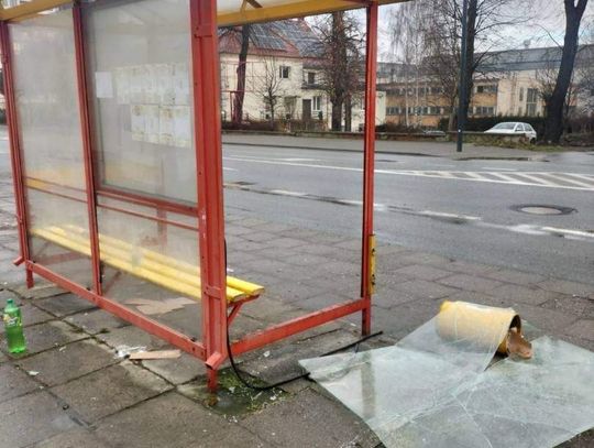 Ktoś zdewastował przystanek autobusowy