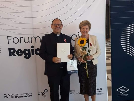 Medal Komisji Edukacji Narodowej dla ks. Henryka Wolffa i Doroty Oślizło