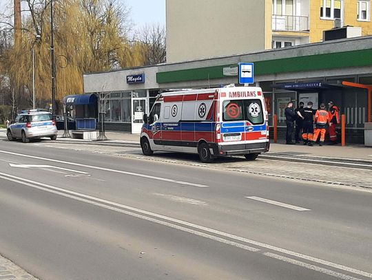 Mężczyzna leżał obok przystanku. Pomogły mu służby