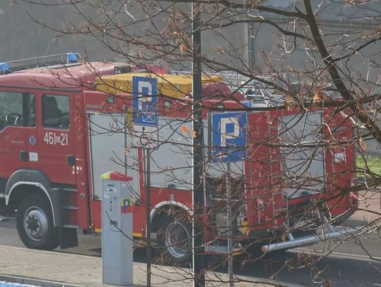 Mężczyzna siedziący na parapecie w oknie bloku na Piłsudskiego postawił na nogi wszystkie służby