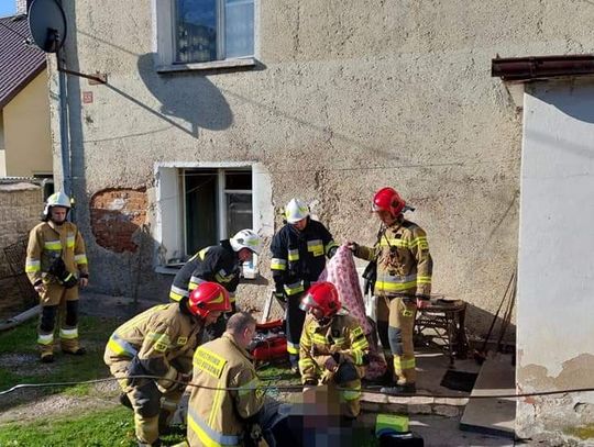 Mężczyzna zatruł się dymem. Trafił do szpitala