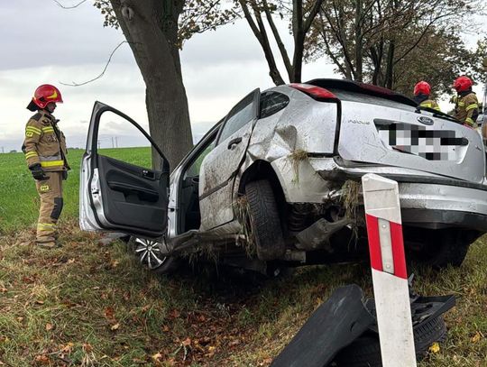 Miał 1,5 promila alkoholu i uderzył w drzewo. 31-latek stracił prawo jazdy
