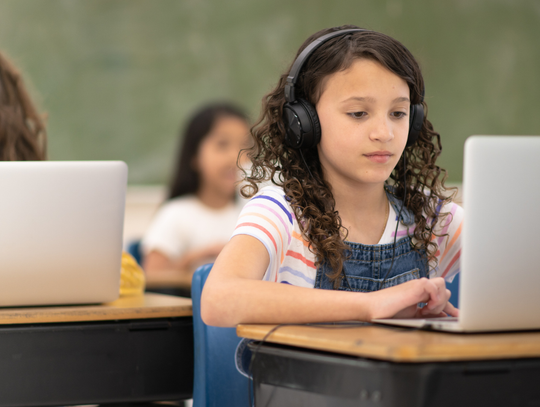 Miliardowa inwestycja. Tysiące laptopów i tabletów trafi do szkół