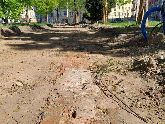 Mur obronny i średniowieczne palcówki na dawnym Manhattanie w Nysie