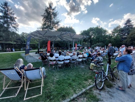 Muzyka rozbrzmiewa na Placu Paderewskiego. Nyski Dom Kultury zaprasza na kolejny koncert