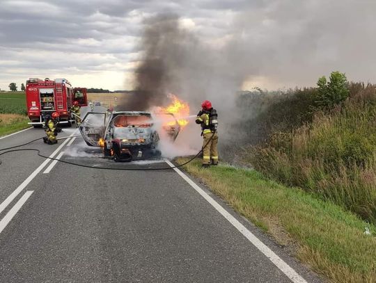 Na DK 41 Nysa – Prudnik doszczętnie spłonęło auto