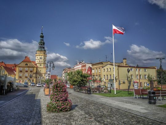 Na otmuchowskim rynku stanął maszt z flagą Polski