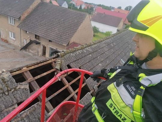 Nawałnica uszkodziła drzewa i poszycie dachu